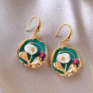 Gröna emaljblommorörhängen • Guldfärgade blomkonstörhängen • Pärlblommorörhängen • Vintage bohemiska statementsmycken • Present till henne
