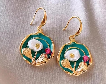 Zielone kolczyki z emalii w kształcie kwiatów • Złote kolczyki z motywem kwiatów • Kolczyki z perłowym kwiatem • Biżuteria w stylu vintage boho • Prezent dla niej