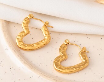 Aros de corazón de oro martillado • Aros de corazón texturizados • Aros minimalistas de oro llamativos • Joyería moderna hecha a mano para mujeres
