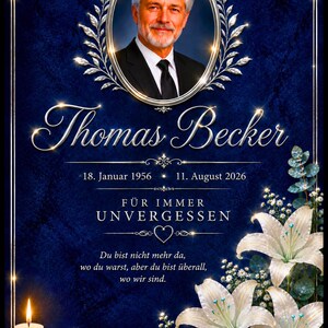 Könnte beinhalten: Ein Gedenkplakat mit einem Porträt von Thomas Becker in einem ovalen silbernen Rahmen auf tiefblauem Grund. Es enthält den Text Thomas Becker, 18. Januar 1956 - 11. August 2026, FÜR IMMER UNVERGESSEN sowie ein Arrangement aus weißen Lilien.