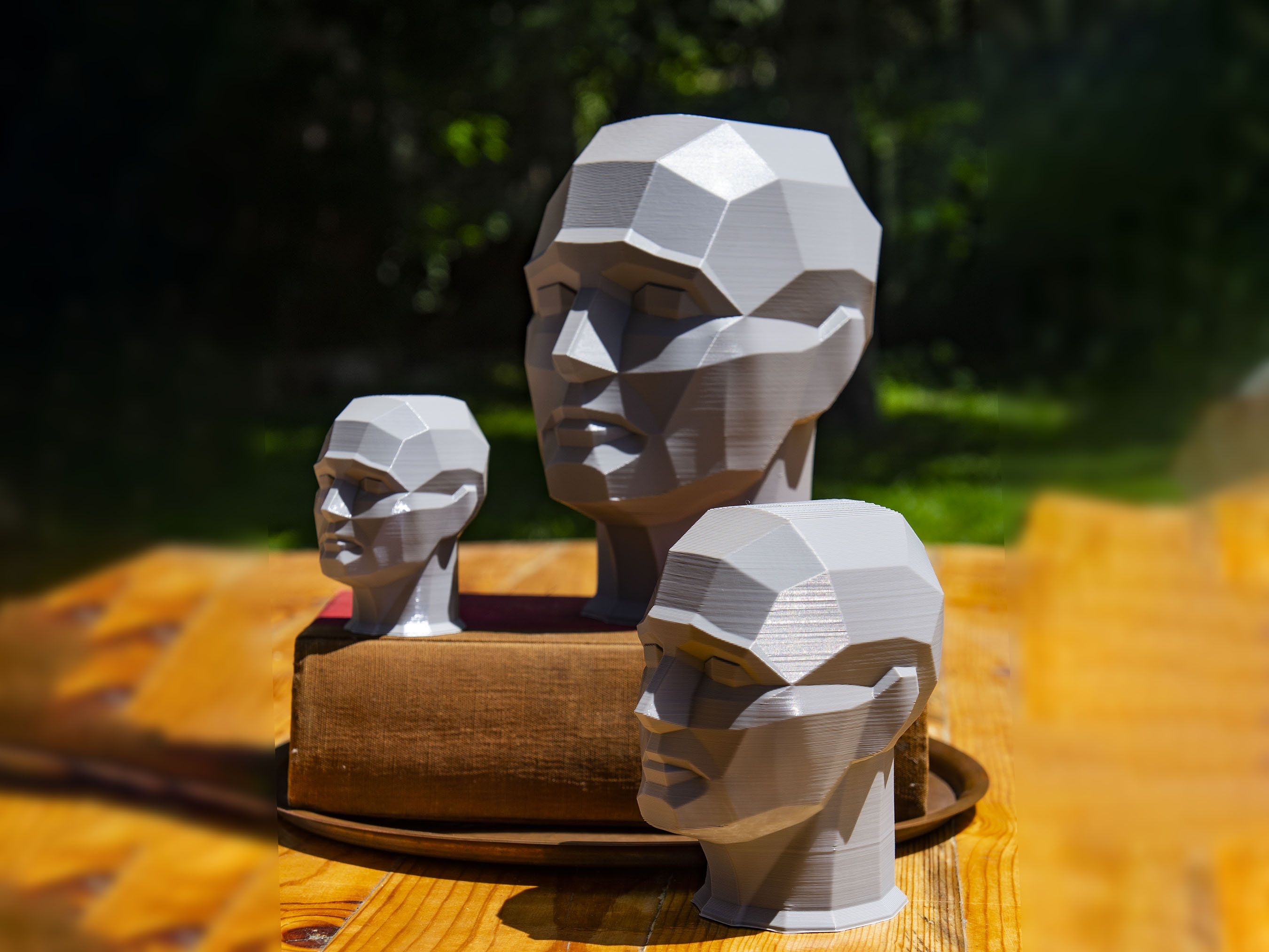 Papercraft visage humain 3d. Sculpture abstraite géométrique