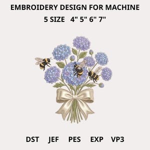 Puede incluir: Diseño de bordado a máquina de un ramo floral con hortensias azules y moradas y tres abejas. El diseño incluye un lazo crema y el texto "EMBROIDERY DESIGN FOR MACHINE" y "5 SIZE 4" 5" 6" 7"" (10.16cm, 12.7cm, 15.24cm, 17.78cm).