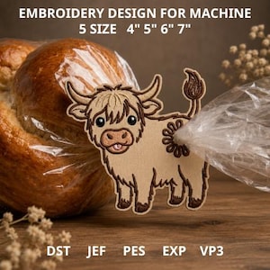 Op de afbeelding: Een geborduurd embleem met een cartoon Highland-koe in bruin en beige. Het ontwerp van de patch bevat de tekst "EMBROIDERY DESIGN FOR MACHINE" en de maten 4", 5", 6" en 7".