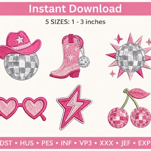 Può includere: Un download digitale con sei disegni ricamati in rosa e argento. I disegni includono un cappello da cowboy, uno stivale, una palla da discoteca, occhiali da sole a forma di cuore, una stella con un fulmine e ciliegie. È presente anche il testo "Download istantaneo" e "5 MISURE: 2.5-7.6 cm".