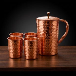Hamrad kopparkanna med 4 glas – Traditionell kopparvattenkanna med lock, rustikt dryckesset, inflyttningspresent