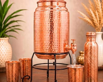 Dispensador de agua de cobre martillado con soporte y vasos, servidor de bebidas ayurvédicas, recipiente rústico para encimera de cocina.