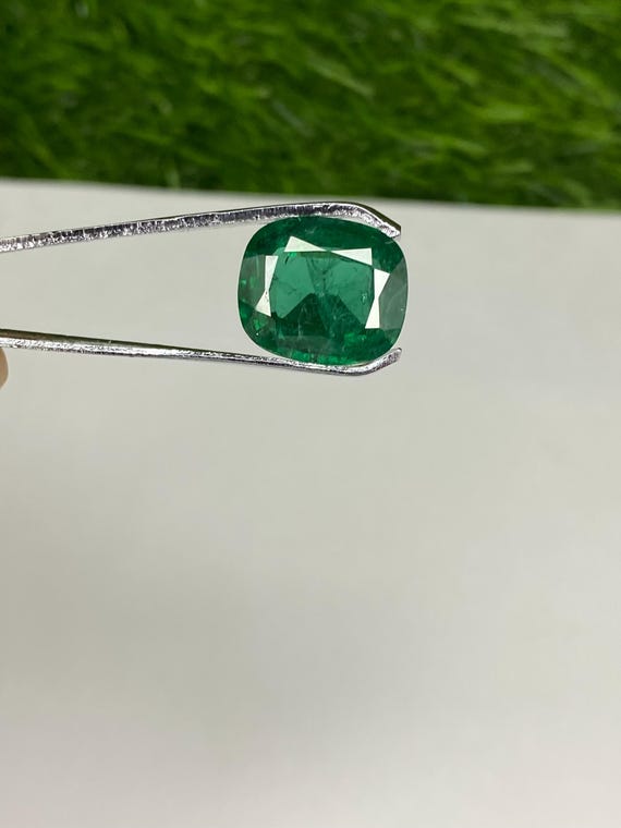 AAA クッションカット エメラルド：ラボで作製されたザンビア産