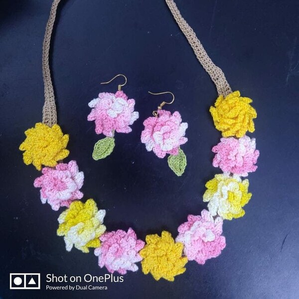 Ensemble collier et boucles d'oreilles fleur rose et jaune au crochet