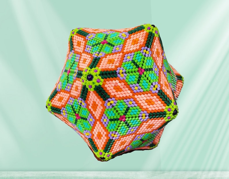 Puede incluir: Una escultura geom&eacute;trica de cuentas multicolores con una base en forma de estrella y un patr&oacute;n complejo y sim&eacute;trico. La escultura est&aacute; hecha de cuentas rosas, naranjas, verdes, azules y moradas.