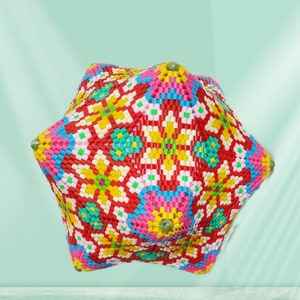 Puede incluir: Un objeto tridimensional geom&eacute;trico y colorido hecho de cuentas de pl&aacute;stico. El objeto tiene la forma de un cubo con bordes redondeados y est&aacute; decorado con un patr&oacute;n repetitivo de flores y formas geom&eacute;tricas. El objeto es una mezcla vibrante de rojo, amarillo, azul, verde, rosa y blanco.