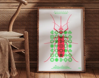 Puede incluir: Un póster enmarcado blanco con un diseño geométrico rojo y verde de un mosquito. El póster está titulado "Moustique" y está numerado "1/50".