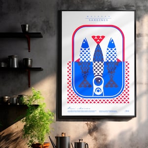 Può includere: Un poster minimalista con un design geometrico blu e rosso di tre sardine in una lattina. Il poster è intitolato "Moisan Sardines" ed è numerato 1/50.