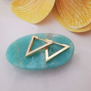 Aretes triangulares de oro macizo de 14 quilates, modernos y delicados, geométricos, de aro triangular de oro, joyas de uso diario, un regalo para ella.