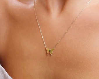 Delicado colgante de mariposa de oro, collar de mariposa diminuta de oro macizo de 14 quilates, collar de uso diario, collar minimalista y delicado, un gran regalo para ella.