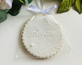 Personalised Wedding Favours, Personalised Wedding Biscuits, Luxury Wedding Favours, White Wedding Favours, Luxury Iced Biscuits.