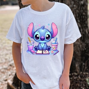 Camiseta infantil Stitch de regreso a clases: adorable camiseta gráfica. Varios colores, tallas XS-XL. imagen 1