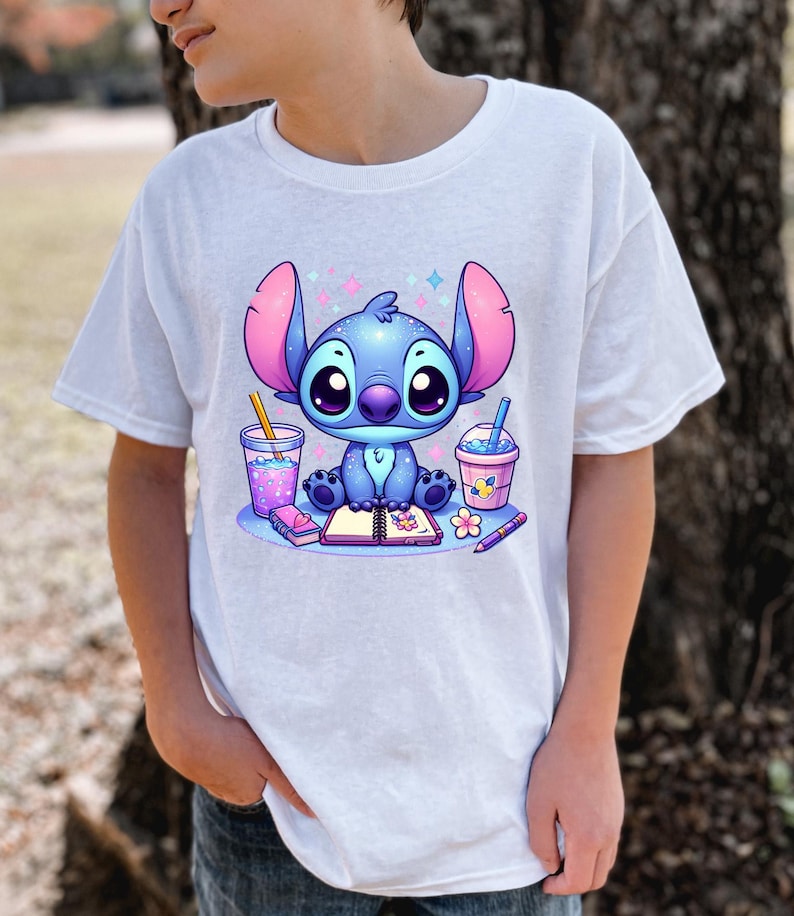 Camiseta infantil Stitch de regreso a clases: adorable camiseta gráfica. Varios colores, tallas XS-XL. imagen 1