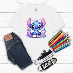 Camiseta infantil Stitch de regreso a clases: adorable camiseta gráfica. Varios colores, tallas XS-XL. imagen 2