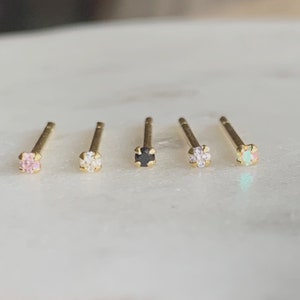 Pendientes pequeños de 1,5 mm con diamantes de oro o plata. Un hallazgo raro. Pendientes Teeny Gold CZ, disponibles en cinco colores sutiles. PERFECCIÓN MINIMALISTA. imagen 6