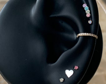 Clou d'oreille coeur en argent sterling 925. Clous d'oreilles minimalistes en argent massif de 5 mm. Un must pour toute boîte à bijoux.