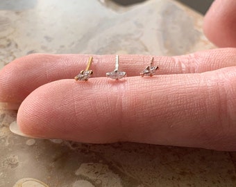 Piccoli orecchini a bottone in sterlina marquise CZ. Orecchini a forma di diamante in argento sterling 925 Teeny. Borchie minimaliste perfette. BORCHIE MINIMALISTE.