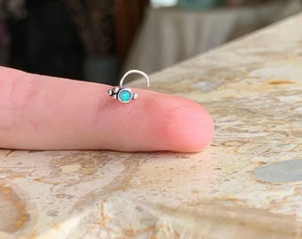 Teeny Sterling Silber Opal Nase Schnecke. 925 Sterling Silber Grüner Opal Nasenstecker. Minimalistische Perfektion. Ein seltener Fund. 22Gauge.