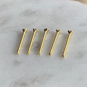 Pendientes pequeños de 1,5 mm con diamantes de oro o plata. Un hallazgo raro. Pendientes Teeny Gold CZ, disponibles en cinco colores sutiles. PERFECCIÓN MINIMALISTA. imagen 9