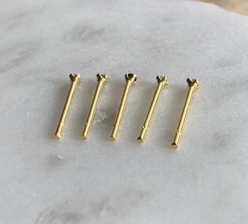 Pendientes pequeños de 1,5 mm con diamantes de oro o plata. Un hallazgo raro. Pendientes Teeny Gold CZ, disponibles en cinco colores sutiles. PERFECCIÓN MINIMALISTA. imagen 9