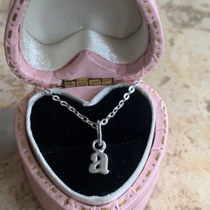 Collana con iniziale in argento sterling Teeny. Collana con iniziale minuscola in argento sterling massiccio 925 Teeny PERFEZIONE MINIMALISTA