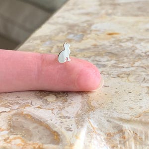 Pequeños pendientes de gato en plata de ley maciza 925. Pendientes de gato muy bonitos en plata maciza. Imprescindibles para cualquier joyero.