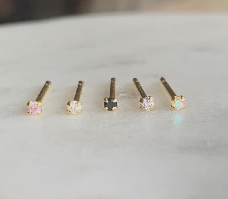 Pendientes pequeños de 1,5 mm con diamantes de oro o plata. Un hallazgo raro. Pendientes Teeny Gold CZ, disponibles en cinco colores sutiles. PERFECCIÓN MINIMALISTA. imagen 6