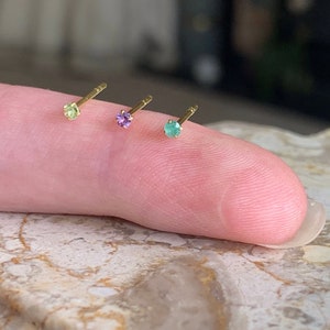 Vero smeraldo, ametista o peridoto Teeny Gold Claw Set 2 mm Ear Stud. Orecchino a perno in argento Sterling 925 placcato oro. Perfezione minimalista.
