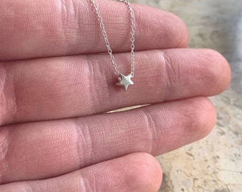 Collar de estrella delicada. Collar de estrella de plata de ley de 5 mm. Collar minimalista de plata de ley maciza 925. Regalo de cumpleaños, collar para niños.