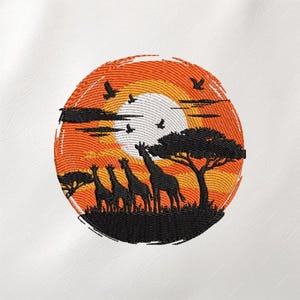 Puede incluir: Parche bordado que representa una escena de atardecer con jirafas, árboles y pájaros. El diseño circular presenta un cielo con degradado naranja y amarillo. Las jirafas y los árboles están representados en negro.