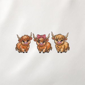 Peut inclure: Broderie de trois vaches des Highlands aux tons orange et marron. La vache du milieu porte un nœud rose. Chaque vache a des cornes incurvées et un aspect duveteux. L'image est sur fond blanc, mettant en valeur les détails de la broderie.