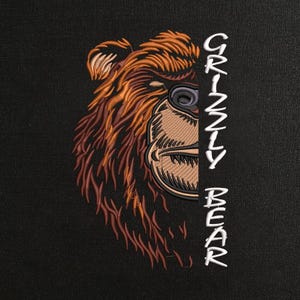 Può includere: Design ricamato del volto di un orso grizzly nelle tonalità del marrone, beige e nero. La pelliccia dell'orso è dettagliata con cuciture strutturate. Il testo "GRIZZLY BEAR" è allineato verticalmente a destra in bianco.
