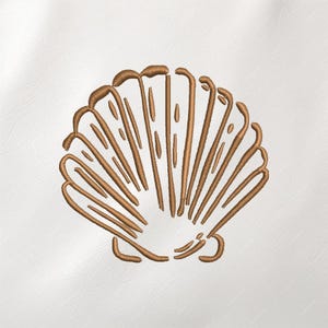Puede incluir: Un diseño de concha bordada en marrón sobre un fondo blanco. La concha es un contorno detallado, con líneas curvas y un aspecto texturizado. El diseño está centrado, creando una composición equilibrada y elegante.