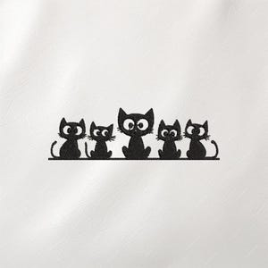 Puede incluir: Un diseño bordado en negro con cinco gatos estilizados sentados en fila. Cada gato tiene una expresión única, con diferentes tamaños de ojos y formas de orejas. El diseño está sobre un fondo blanco.