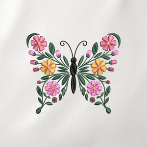 Könnte beinhalten: Gesticktes Schmetterlingsdesign mit rosa und gelben Blumen, grünen Blättern und einem schwarzen Körper. Die Flügel des Schmetterlings sind mit floralen Mustern verziert, wodurch ein lebendiges und detailliertes Bild entsteht. Das Design befindet sich auf einem weißen Hintergrund.