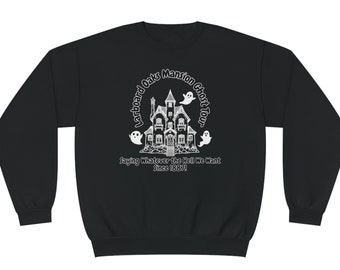 Puede incluir: Sudadera negra con un gráfico blanco de una casa embrujada, fantasmas y el texto "Larboard Oaks Mansion Ghost Tour" y "Saying Whatever the Hell We Want Since 1887!"