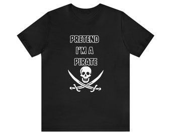 Puede incluir: Camiseta negra con el texto "PRETEND I'M A PIRATE" sobre un diseño blanco de calavera y huesos cruzados. El diseño presenta dos espadas cruzadas. Una camiseta divertida e informal para los entusiastas de los piratas.