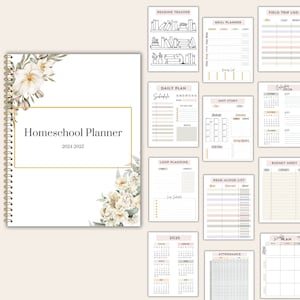 Könnte beinhalten: Ein weißer Homeschool-Planer mit einem floralen Design auf dem Cover. Der Planer enthält Seiten für Tagespläne, Unterrichtseinheiten, Lese-Tracker, Essensplaner, Ausflugsprotokolle, Vorleseliste, Anwesenheitsliste, Haushaltsblätter und Schleifenplanung. Der Planer ist für das Schuljahr 2024-2025.