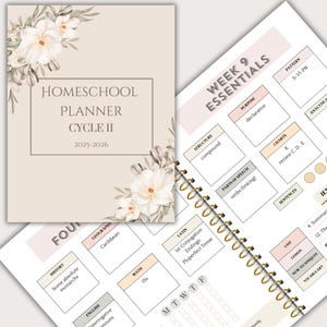Puede incluir: Un planificador escolar beige con detalles florales y el texto "Homeschool Planner Cycle II 2025-2026." El planificador abierto muestra elementos esenciales semanales, incluyendo estructura, partes de la oración y oraciones. La encuadernación en espiral es dorada.