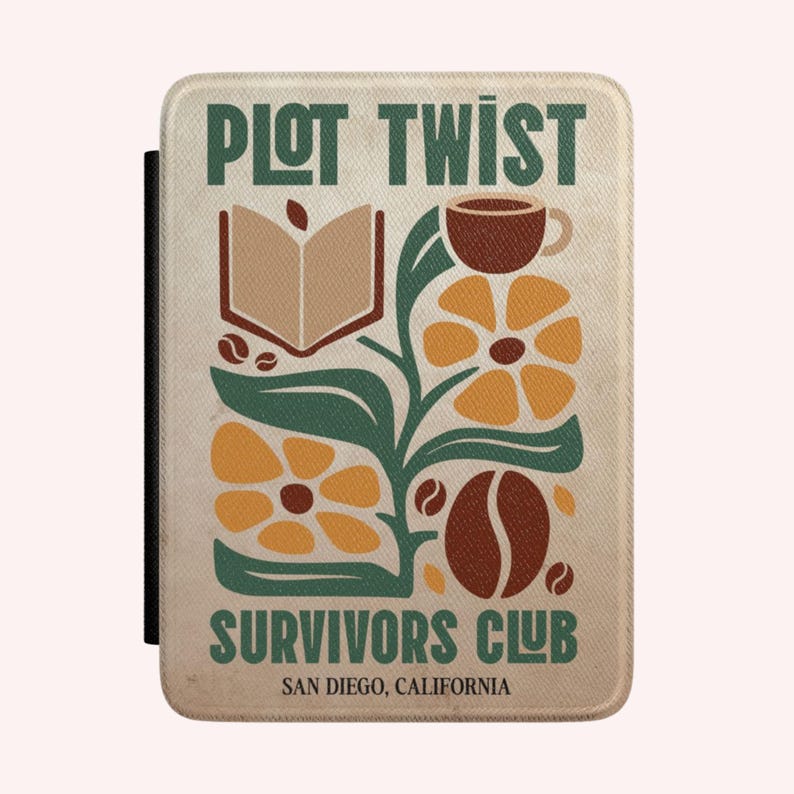 Może przedstawiać: Prostokątne etui na czytnik e-book&oacute;w z kremowym tłem i napisem PLOT TWIST SURVIVORS CLUB SAN DIEGO, CALIFORNIA. Grafika przedstawia otwartą książkę, filiżankę kawy, dwa ż&oacute;łte kwiaty, zielone liście oraz ziarna kawy.