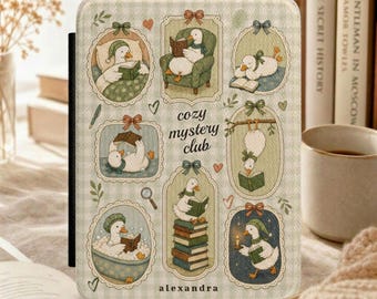 Może przedstawiać: Prostokątne etui na czytnik e-booków w jasnozielono-białą kratkę vichy. Zawiera liczne ilustracje w ramkach przedstawiające białe kaczki czytające książki, z napisem "cozy mystery club" na środku i "alexandra" na dole.