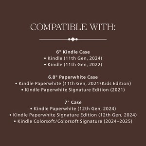 Może przedstawiać: Ciemnobrązowa grafika informacyjna dotycząca kompatybilności urządzeń. Tekst brzmi: COMPATIBLE WITH: 6" Kindle Case (11th Gen, 2024/2022), 6.8" Paperwhite Case (11th Gen, 2021/Kids/Signature) oraz 7" Case (12th Gen, 2024/Colorsoft/Signature).