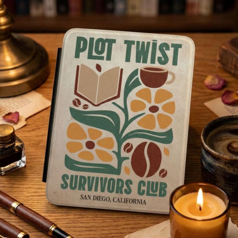 Może przedstawiać: Prostokątne etui na czytnik e-book&oacute;w z napisem PLOT TWIST SURVIVORS CLUB SAN DIEGO, CALIFORNIA. Wz&oacute;r przedstawia otwartą książkę, filiżankę kawy, ż&oacute;łte kwiaty i brązowe ziarna kawy w zielonej, botanicznej kompozycji.