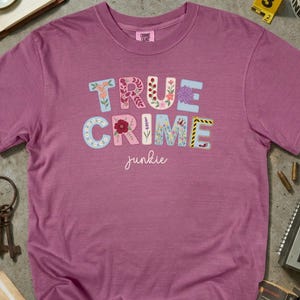 True Crime Junkie bloemen patchwork shirt, schattig Crime Lover-T-shirt, gezellig podcastcadeau