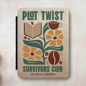 Może przedstawiać: Prostokątne etui na czytnik e-book&oacute;w z kremowym tłem i napisem PLOT TWIST SURVIVORS CLUB SAN DIEGO, CALIFORNIA. Grafika przedstawia otwartą książkę, brązową filiżankę kawy, ż&oacute;łte kwiaty, zielone liście oraz ziarna kawy.