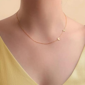 Collar personalizado con iniciales de mariposa, collar con letras personalizadas de lado, collar con nombre, regalo para mamá/esposa/hija
